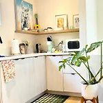 Modern & Cozy Guesthouse At The Heart Of West La